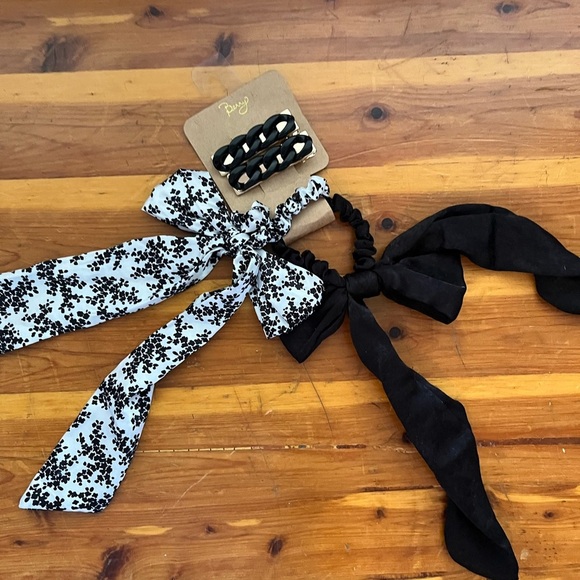 Hair scrunchies and claws - Picture 3 of 6